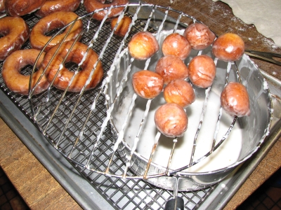 Doughnut holes getting glaze bath